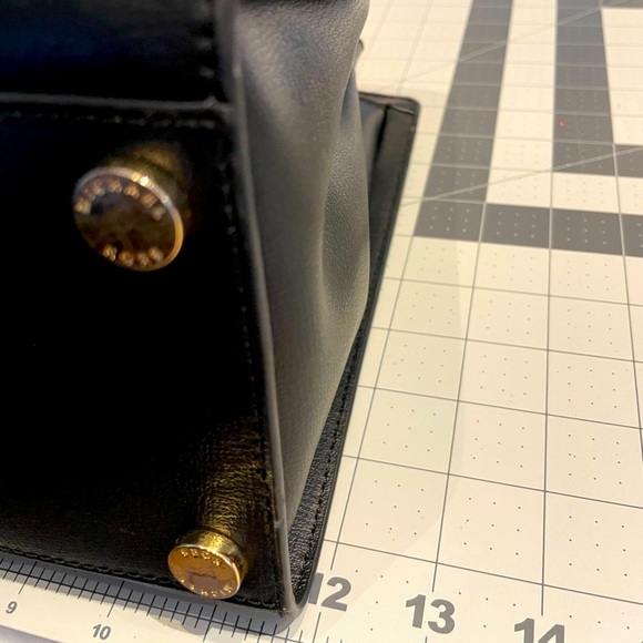 🥳SOLD🥳🔥👜 Michael Kors Black & Gold Purse 👜🔥 - Picture 14 of 15